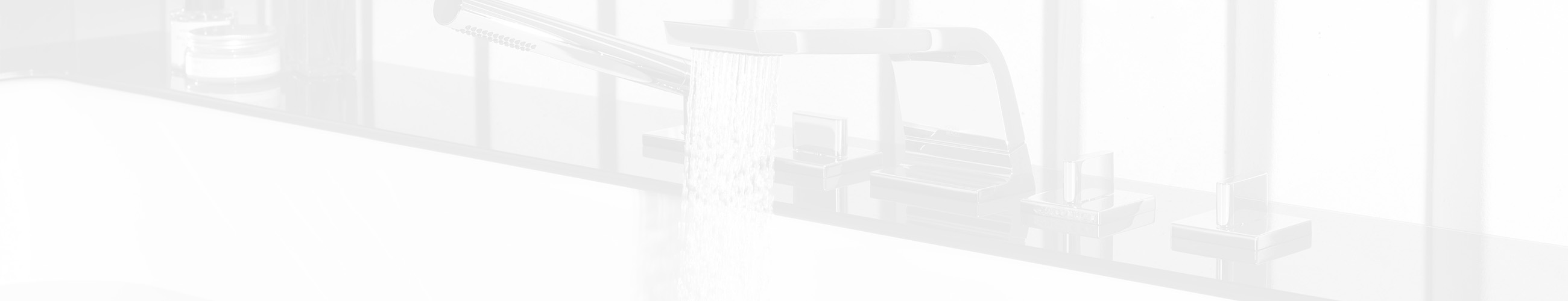 Ein moderner, verchromter Wasserhahn ist über einem weißen Waschbecken zu sehen. Aus dem Hahn läuft ein Wasserstrahl. Im Hintergrund stehen Badutensilien wie Seifenspender und ein Becher. Über dem gesamten Bild liegt ein transparenter, weißlicher Schleier.